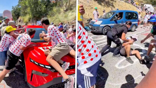 Bezopen wielertokkies bespringen auto tijdens bergetappe Alpe d'Huez
