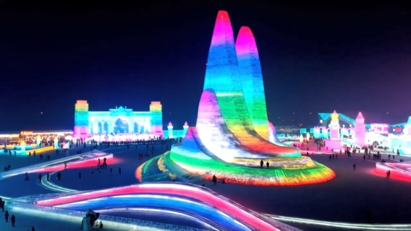 Gekleurde lampen verlichten schitterende ijssculpturen tijdens de Harbin Ice and Snow Festival