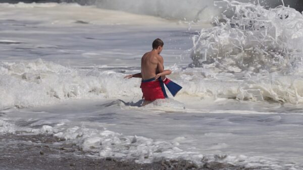 Helden in actie: Lifeguards redden verdrinkende jongen uit brute golven