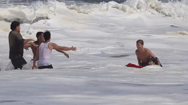 Helden in actie: Lifeguards redden verdrinkende jongen uit brute golven