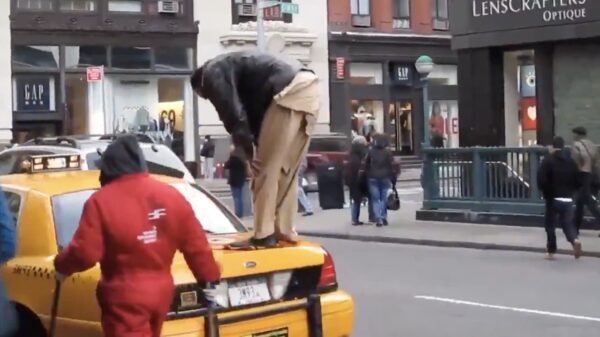 Taxichauffeur maakt midden in New York City even tijd voor zijn gebed
