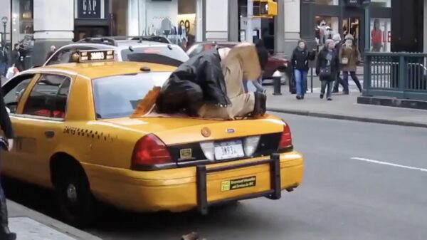 Taxichauffeur maakt midden in New York City even tijd voor zijn gebed