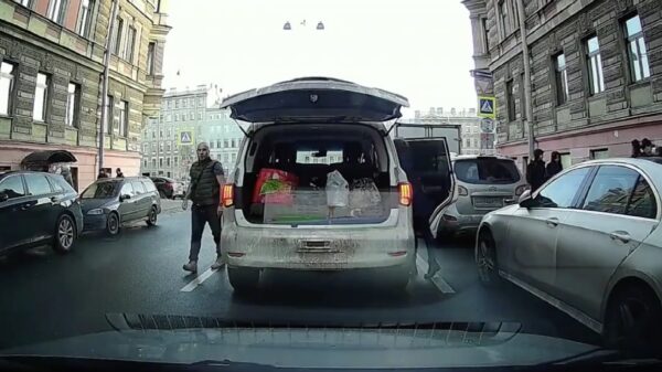 Ongeduldige Rus toetert andere weggebruiker helemaal de moeder