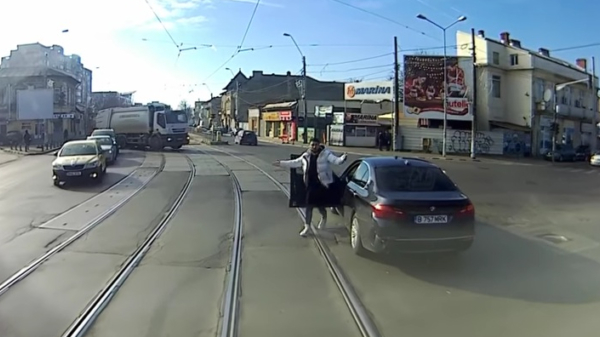 Roemeense BMW-hufter sorteert lekker asociaal voor maar de trambestuurder drukt gewoon lekker door
