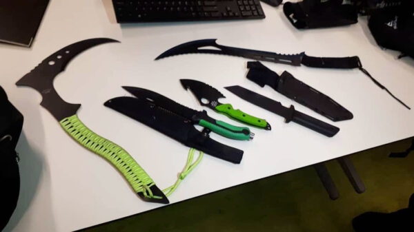 Dit is (blijkbaar) tegenwoordig het wapenarsenaal van een groepje 12- en 13-jarigen