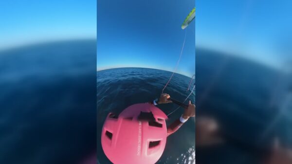 Vader en dochter gered door een kitesurfer