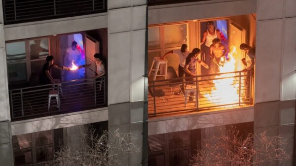 Debiel gooit water op brandende pan en veroorzaakt gigantische steekvlam