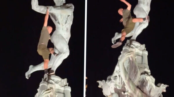 Dronken held denkt dat hij Tarzan is op Antwerps monument en gaat keihard op z'n plaat