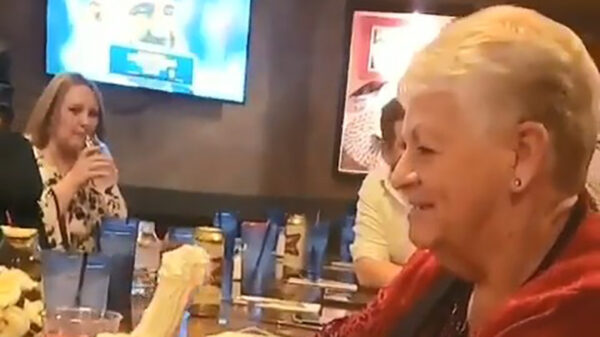 Oma doet niet zo moeilijk bij het zien van deze lekkernij