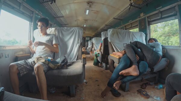 Deze treinreis in Myanmar lijkt meer op een ritje in een kapotte achtbaan