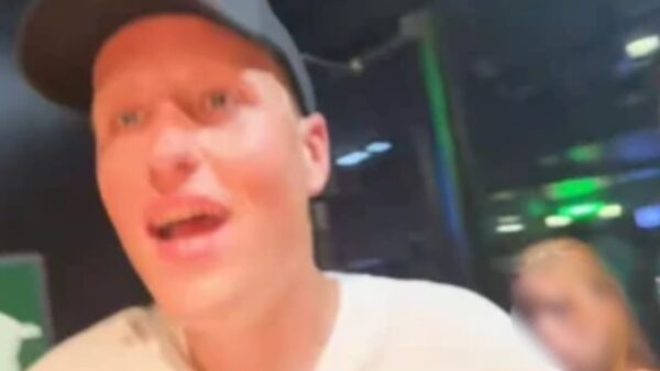 Gespot: Milo van de Bankzitters iets te intiem met andere vrouw in club op Ibiza
