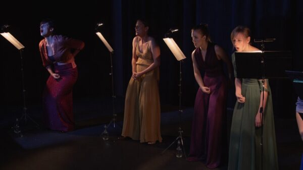 Zes vrouwelijke nachtegaaltjes doen een bijzondere mannenimitatie op het podium