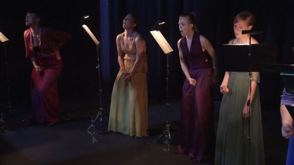 Zes vrouwelijke nachtegaaltjes doen een bijzondere mannenimitatie op het podium