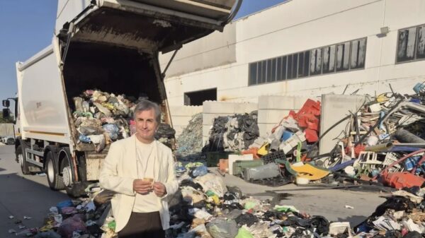 Afvalwerkers vinden lot van € 1.000.000 terug nadat vrouw het weggooit