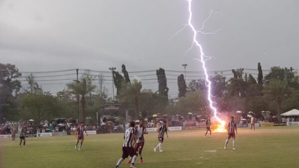 24-jarige voetballer overleden na enorme blikseminslag tijdens bekerduel in Thailand