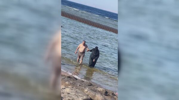 Video van moslimpaar op strand leidt tot veel discussie op social media