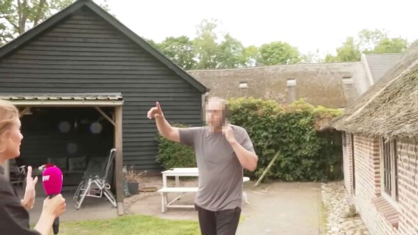 Camerateam PowNews mishandeld bij bezoek aan berucht dierenpension
