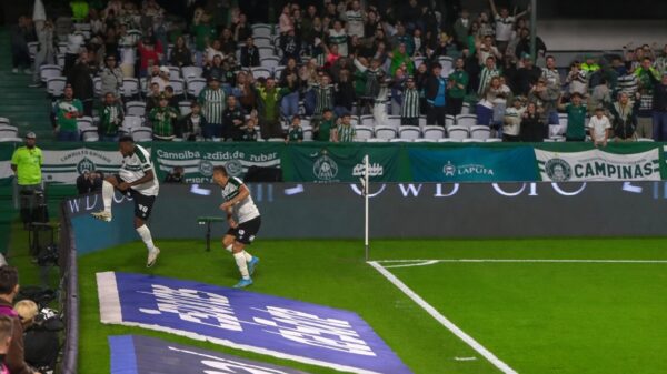 Braziliaan scoort, springt spelerstunnel in maar hij had nóg meer pech!