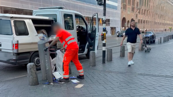 Amsterdam heeft een afvalprobleem en deze vuilnisman helpt niet echt mee