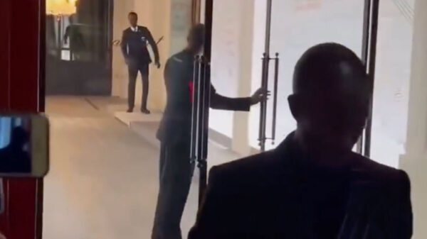 Usher voelt zich blijkbaar té belangrijk om zijn eigen deur open te houden