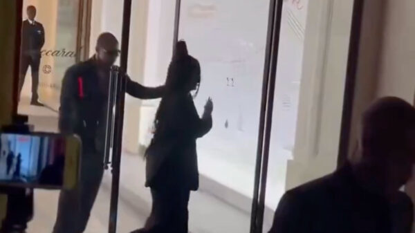 Usher voelt zich blijkbaar té belangrijk om zijn eigen deur open te houden