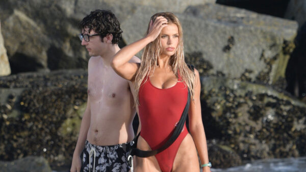 Brooks Nader doet een 'Pamela Andersonnetje' op set van de Baywatch-reboot