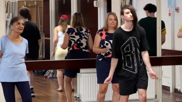 Mama geeft hem wat zelfvertrouwen en ineens gooit hij deze heerlijke move eruit