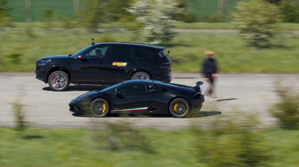 Kan een Chinese gezinsbak van €60k een Lambo Huracán van 2 ton vernederen?