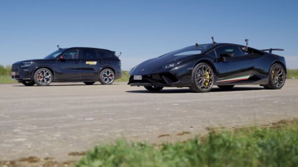 Kan een Chinese gezinsbak van €60k een Lambo Huracán van 2 ton vernederen?