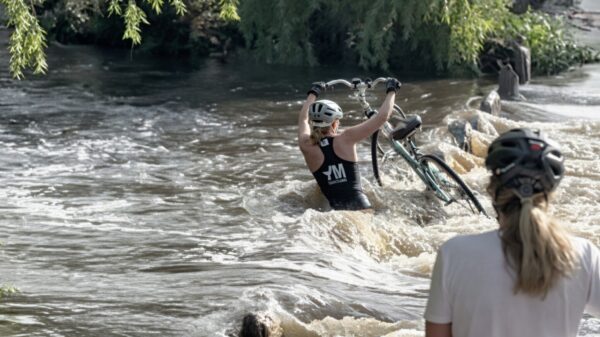 Bizarre reddingsactie: Wielrenster (20) gereanimeerd die onder water vast komt te zitten