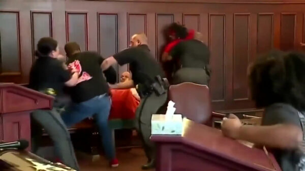 Zonen vallen in de rechtszaal de moordenaar van hun moeder aan