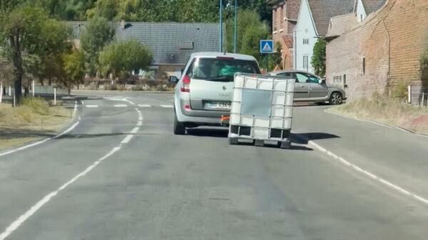 Beunhaas van de week sleept zijn watertank gewoon over straat
