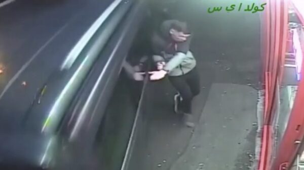 Voetganger wordt op een haar na door auto geramd en ontsnapt aan de dood