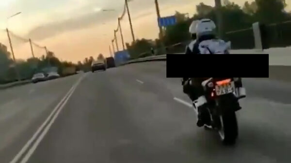 Passagier laat op de motor haar rokje lekker waaien