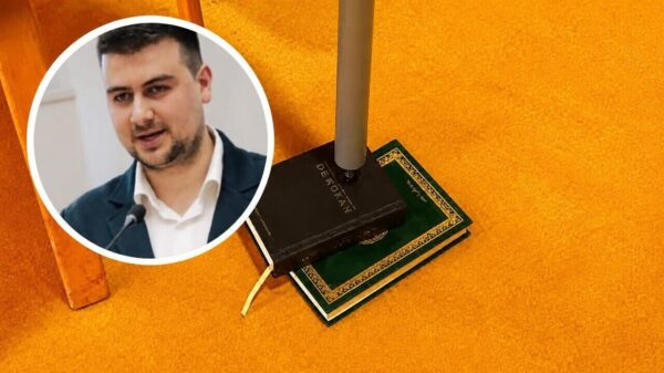 DENK-raadslid woest: Korans geplet onder tafelpoten op Universiteit Utrecht