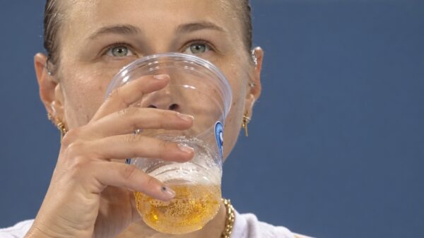 Trekt tennisster Amanda Anisimova nou een biertje open tijdens de wedstrijd?