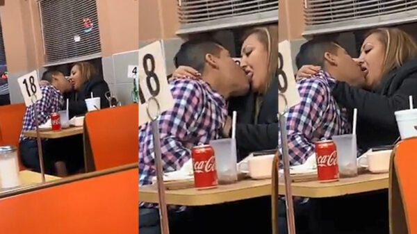 Verliefd stelletje sluit een romantisch avondje met een liefdevol kusje af