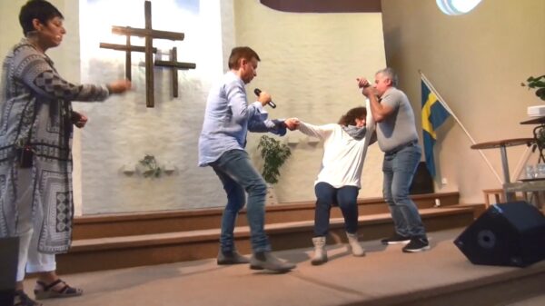 Christengekkie wankelt op d'r benen wanneer de kracht van God haar omverwerpt en geneest