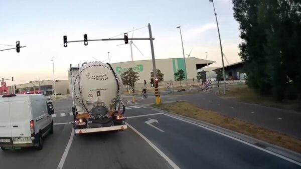 Wielrenner met doodswens duikt blind in dode hoek van een vrachtwagen