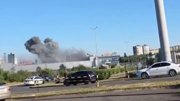 Zeker 15 doden bij Russische aanval op winkelcentrum in thuisstad Zelensky