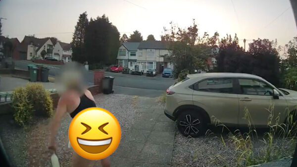Halfnaakte buurvrouw om 5 uur 's ochtends betrapt dankzij deurbelcamera