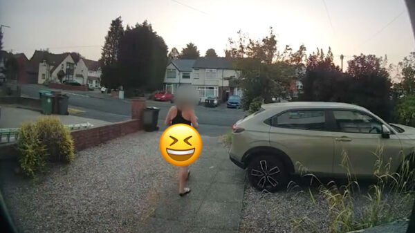Halfnaakte buurvrouw om 5 uur 's ochtends betrapt dankzij deurbelcamera