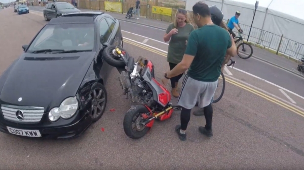 Motorrijder klapt vol op afslaande Mercedes en landt netjes bovenop het dak