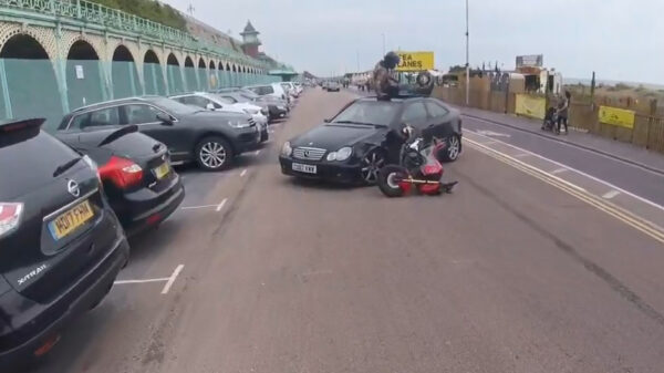 Motorrijder klapt vol op afslaande Mercedes en landt netjes bovenop het dak