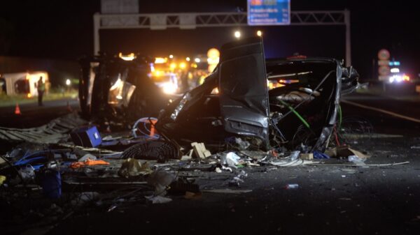 Meerdere gewonden na ongeluk met touringcar, A28 nog uren dicht
