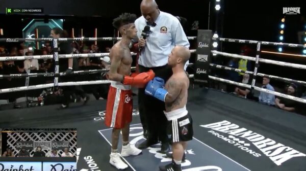 Island Boy in de ring vernederd door vechtersbaas Jeremy Smith van 1m34