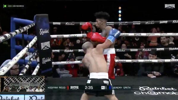 Island Boy in de ring vernederd door vechtersbaas Jeremy Smith van 1m34