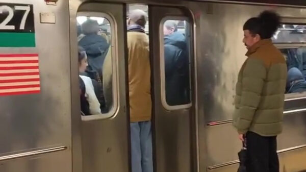 Boomlange kerel past nét niet meer in de metro