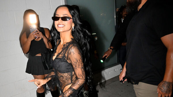 Becky G viert albumrelease in loeistrakke en doorschijnende outfit