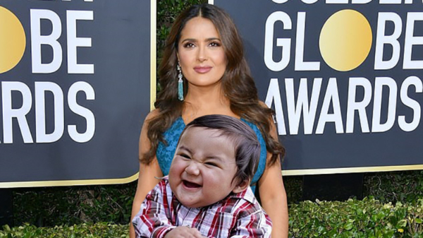 Salma Hayek laat haar twee Golden Globes op de rode loper schitteren